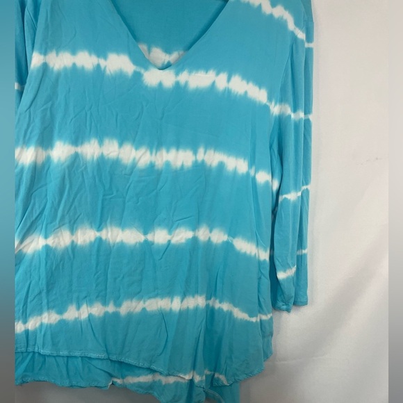 Chicos turquoise tie dye blouse with an a symmetrical hem line. Very stretchy. - Picture 5 of 5